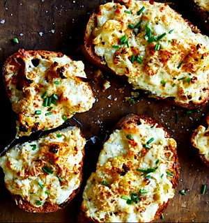 TOSTAS DE COLIFLOR Y QUESO