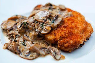 FILETES DE COCHINO EMPANADOS Y CHAMPIÑONES FILETES DE COCHINO EMPANADOS Y CHAMPIÑONES