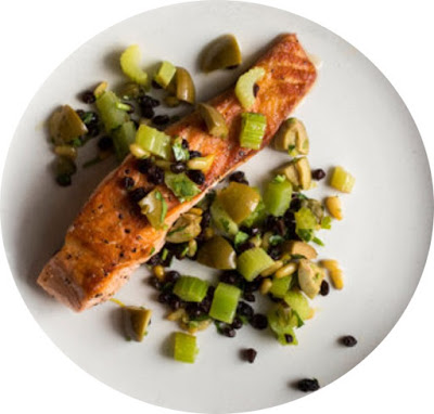 SALMÓN CON APIO, ACEITUNAS Y ALCAPARRAS SALMÓN CON APIO, ACEITUNAS Y ALCAPARRAS